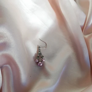 Hänge - Ett örhänge som kan bli exempelvis ett hänge på ett halsband eller liknande.