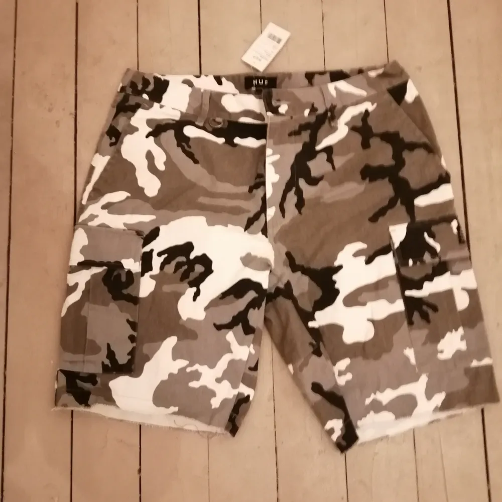 Nya shorts inköpta från zalando stl L nypris 499. Shorts.