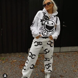 Lisa Anckarman hoodie  - Sjukt snygg hoodie från Lisa Anckarmans kollektion med Madlady. Säljer endast pga att jag har för många hoodies och den inte kommer till användning. Använd ca 3 gånger. Storlek L.  Katt finns i hemmet, men plagget är självklart tvättat och rollat innan det skickas.  Ordinarie pris 499kr