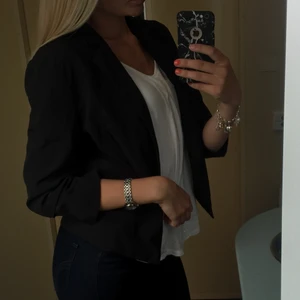 Svart kavaljer - Svart luftig skön kavaljer, säljes för 50:- strl S men kan passa från XS t liten storlek av M. 