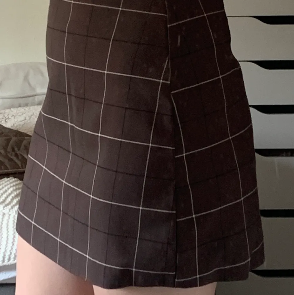 Brunrutig kjol från Monki🤎🤎 knappt använd! Köparen står för frakt🤎. Kjolar.