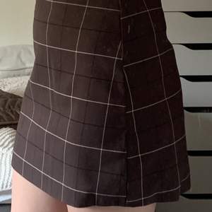 Brunrutig kjol från Monki🤎🤎 knappt använd! Köparen står för frakt🤎