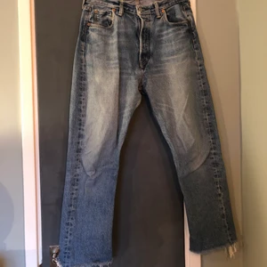 Levi’s 501, W28 - Blå Levi’s 501, avklippta redan vid köp i butik, lagade i grenen