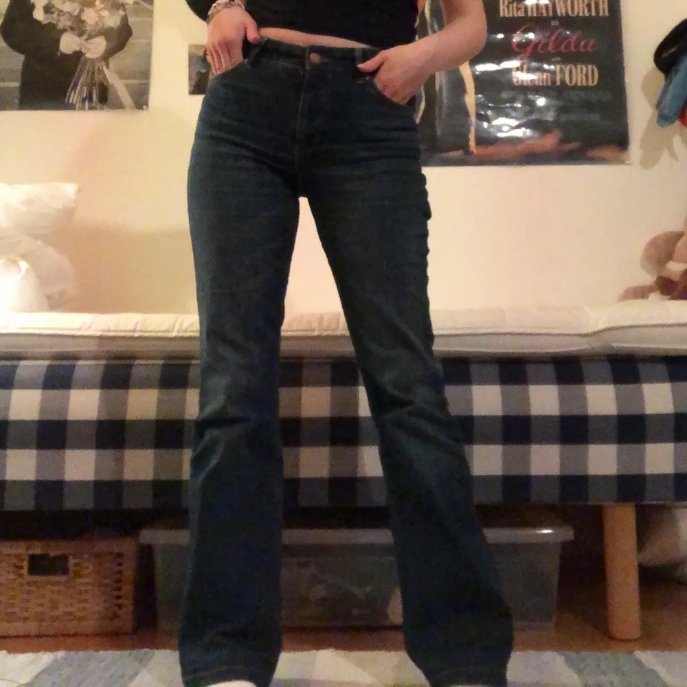 low/mid waist bootcut jeans från lindex. jättesköna, snygg bootcut och rätt så stretchigt jeanstyg. jättebra skick. frakt tillkommer/möts upp i sthlm✨💅🏼. Jeans & Byxor.