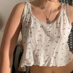 Somrigt linne från Urban Outfitters 🌼🌼 - Jättegulligt linne från Urban Outfitters!! Plagget är i använt skick 💋💋