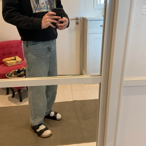 Supreme x ghetto boys  - Säljer en gammal supreme hoodie. Använd ett flertal gånger, köpte från supreme london. Texten kan vara lite sliten på vissa ställen. Köparen betalar frakt.