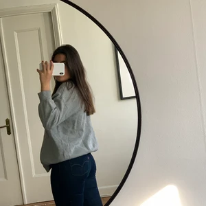 Levis jeans - Mörkblåa levis jeans som går lite rakt utsvängt vid fötterna, super söta med tyvär inte används mer. Storlek 28 men sitter som 27