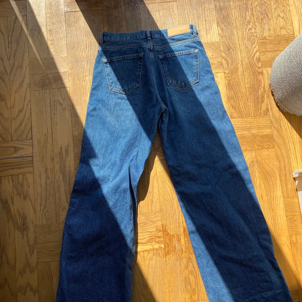 Knappt använda junkyard jeans wide leg. Mörkblåa färgen. Sitter jättefint men gillar bara inte så vida jeans så säljer vidare❤️. Jeans & Byxor.