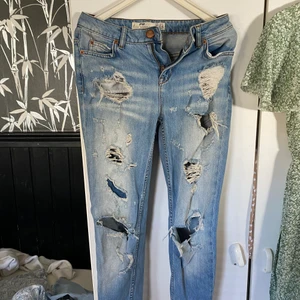 Håliga jeans  - Blå håliga jeans strl W24, ungefär som en xs, aldrig använda 