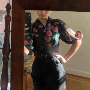 Somrig blus  - Ganska genomskinlig men täckt med blommor och i mörkt tyg så jag brukar inte ha BH under. Storleken har försvunnit men på mig som brukar ha xs i toppar sitter den lite löst.