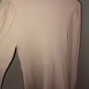 Beige tröja från Gina tricot storlek S, aldrig använt helt nytt skick! Nypris 300kr säljer den för 150kr 