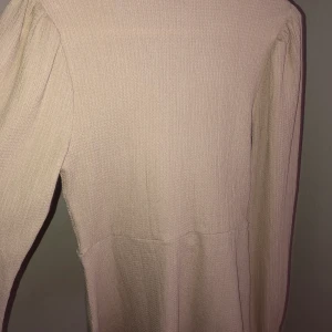 Beige tröja från Gina tricot  - Beige tröja från Gina tricot storlek S, aldrig använt helt nytt skick! Nypris 300kr säljer den för 150kr 