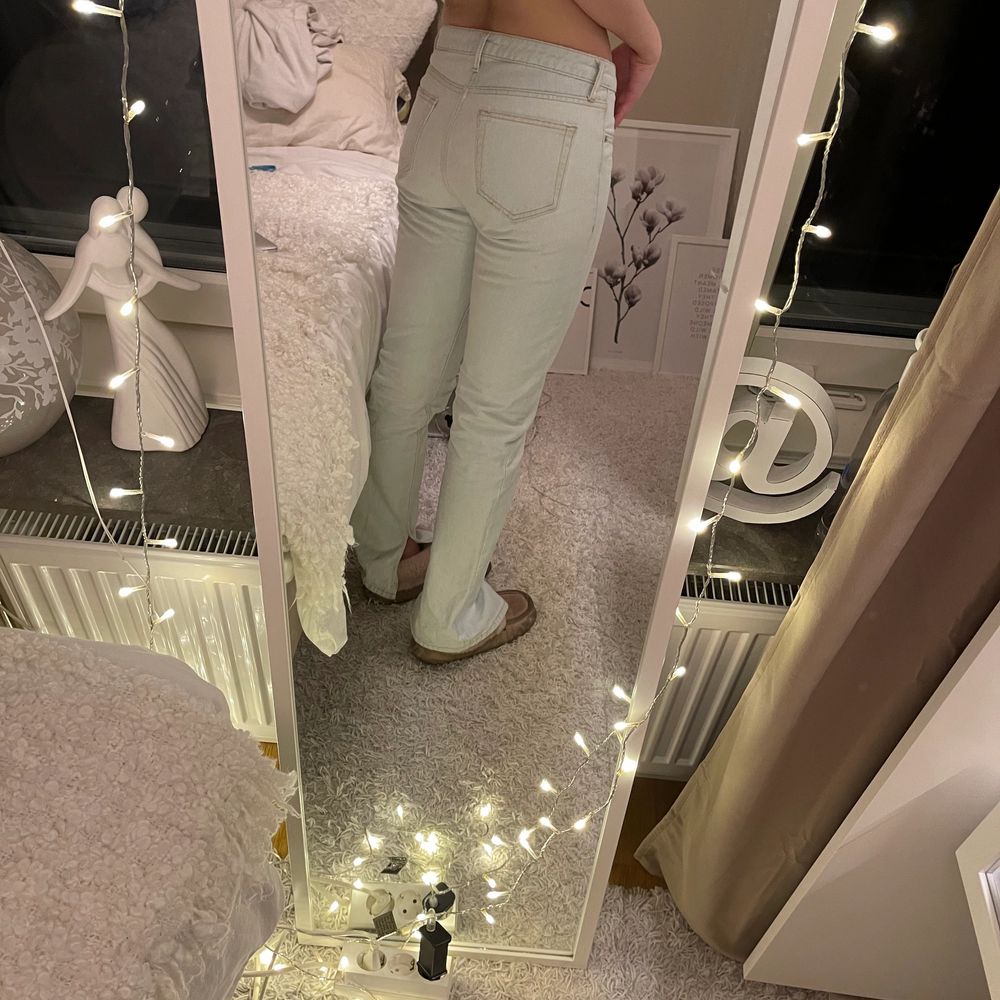 Säljer mina älskade zara jeans som inte används :/// De hr en slits längst ner o så fin färg nu till sommar/vår💕💕 Storlek 38 men passar även 36! Helt slutsålda på webb o i butik. Första bilden är inte jag, andra är jag och jag är 176cm💕. Jeans & Byxor.