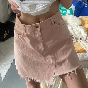 Jeanskjol - Ljusrosa jeanskjol från & other stories i storlek 40. Använd fåtal gånger så ser ut som ny. Minns inte vad jag köpte för men säljer för 75kr. Köparen står för frakt 
