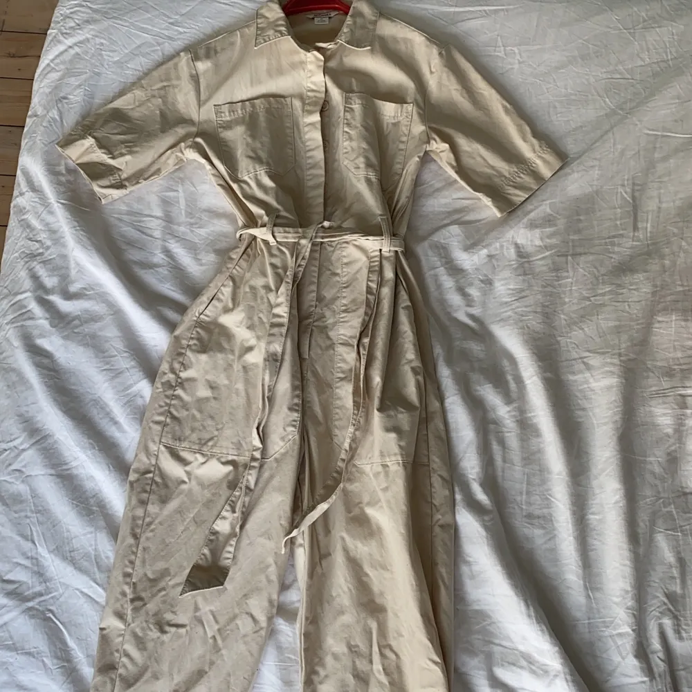 Beige jumpsuit likt den på första bilden fast kortärmad. Köpt på monki för ca ett år sedan men knappt använd. Jagar 164cm och på mig är den bra i benlängd.. Övrigt.