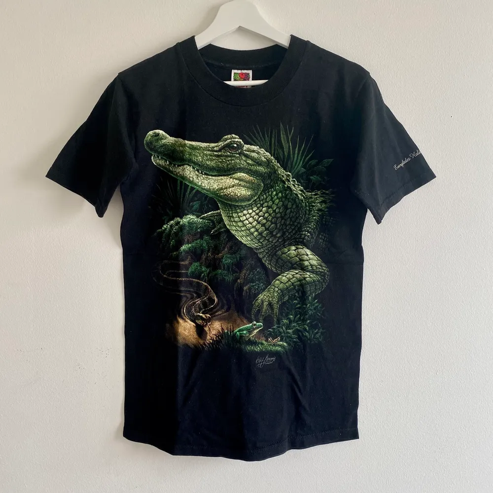 FINNS ANNONSEN KVAR FINNS PLAGGET KVAR⭐️               Cool t-shirt med krokodil tryck! Fint skick! Skriv privat för fler bilder! ❤️. T-shirts.