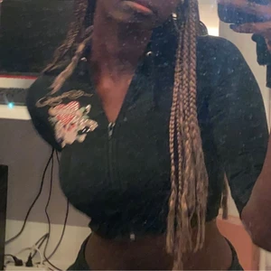 Ed Hardy huvtröja/crop - Säljer på grund av att den inte kommer till användning. Bra skick. Original pris 400kr.