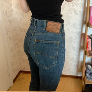Lee storm rider jeans strl 28 - Oslitna jeans från Lee som är aningen för små på mig. Materialet har nästan ingen stretch så de sitter som bäst ifall dom är lite för stora (tror jag höhö). Synd att jag inte kan ha dem men hoppas de kommer till någon som gillar dem 🌟