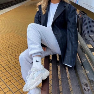 Blazer från Arket - Helt ny (och oanvänd) oversized blazer från Arket i storlek 34. Passar storlekarna 34-38 beroende på hur man vill att den ska sitta. Jag är vanligtvis storlek 36. Nypris är 1750kr, jag säljer för 900. Vid många intresserade blir det bud i kommentarerna. (OBS första bilden är lånad, andra är tagen från Arkets hemsida.) Skickas med spårbar leverans om så önskas, köparen står för frakten. Filmar givetvis när jag fraktar.