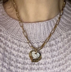 Hjärtformat guldigt halsband  - Sånt gulligt litet halsband från tiffany & co🤍💜 Halsbandet är sparsamt använd och är i fint skick. För mer info eller bilder dm gärna mig🍓🤍