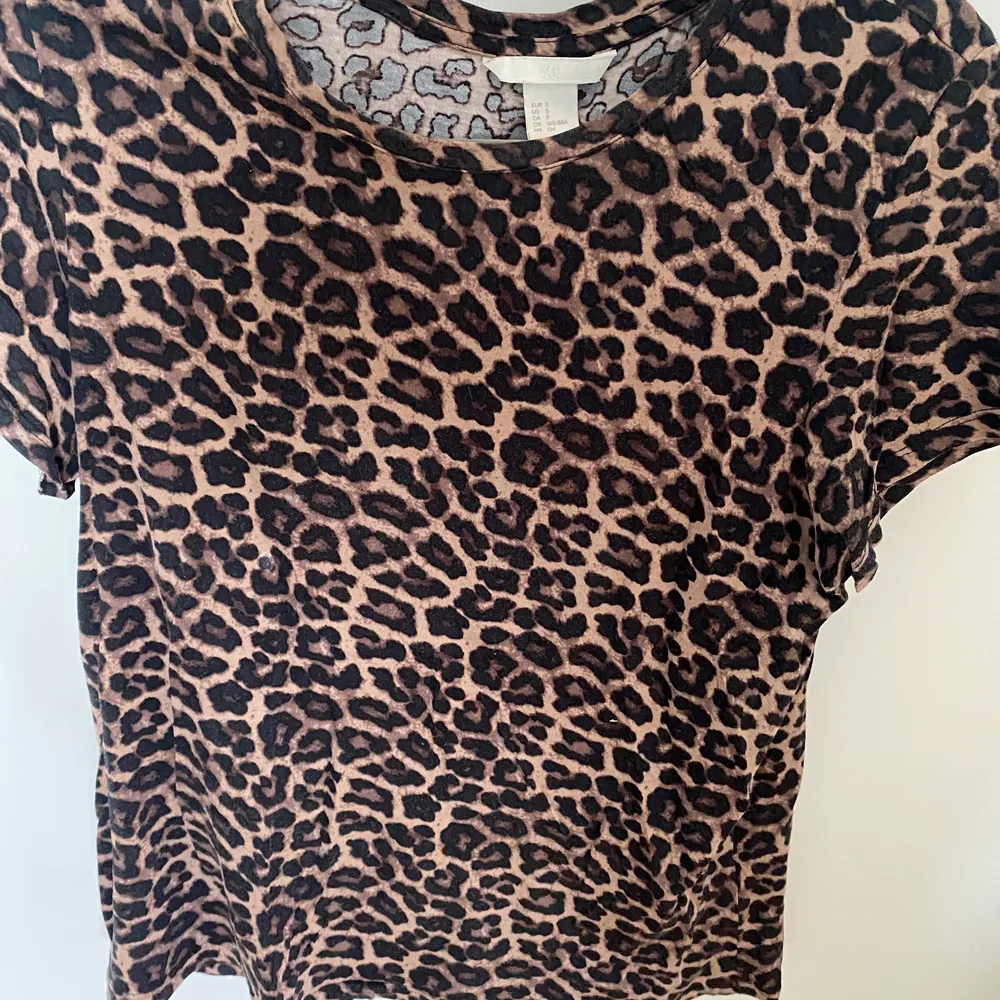 Leopard mönstrad T-shirt från H&M som knappt är använd. Kan fraktas!✨. T-shirts.