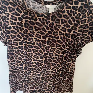 Leopard mönstrad T-shirt från H&M som knappt är använd. Kan fraktas!✨