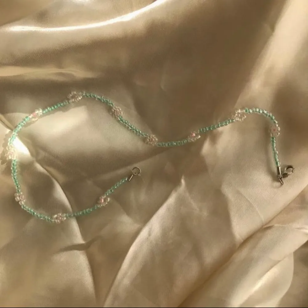 FAIRY GARDEN 🧚🏼‍♀️🌸 säljer ett handgjort halsband av glaspärlor 90kr men eftersom att det är rea tills 8 maj så är det rea på 69kr 💕 Passa på nu!! Också perfekt smycke inför sommaren med fina toppar ju 😍 Instagram @designbyliya_ ❗️❗️❗️. Accessoarer.