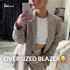 Nelly oversized blazer🥰 - Jättefiiin Beige/grå blazer från Nelly. Just nu slutsåld tror jag. Ord pris 599kr. Aldrig använd utan bara hängt i garderoben. Prislappen kvar. Köparen står för frakt om man inte möts upp!🥰 (haha igga min lilla fläck på tröjan😬) 279kr inklusive frakt och den är din🥰