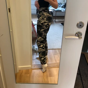 Militärbyxor NA-KD - Militärbyxor från NA-KD i storlek 32. I fint skick 💚