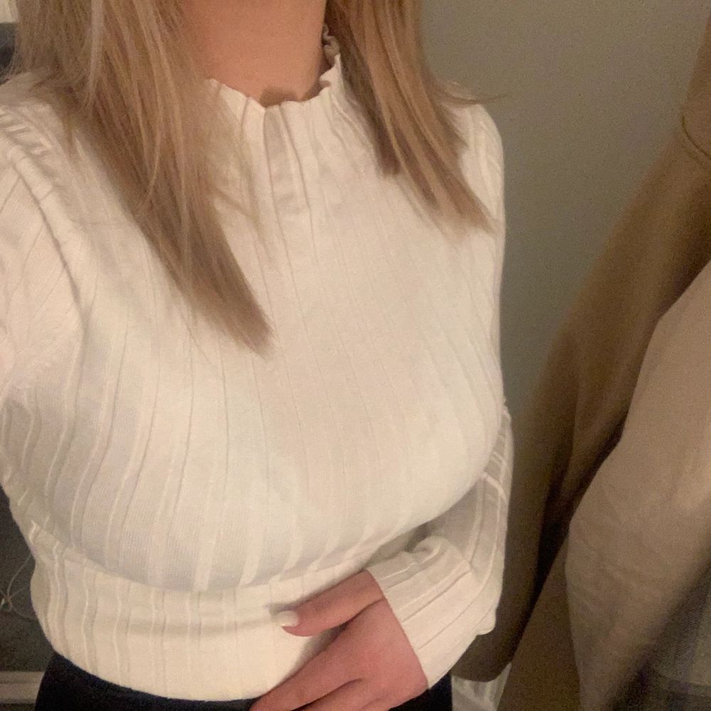 Jättefin och jätteskön vit tröja som har en liten krage. Den är i ett jättebra skick då jag bara har använt den i ett fåtal gånger:). Tröjor & Koftor.