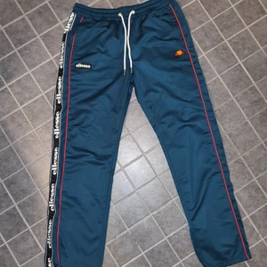 Ellesse byxor - Gröna Elesse byxor med knappar på sidorna så att man kan öppna etc. Pris kan absolut diskuteras!