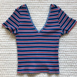 V-ringad top Gina Tricot storlek M - Randig V-ringad topp både fram och bak. Storlek M. Gott skick 