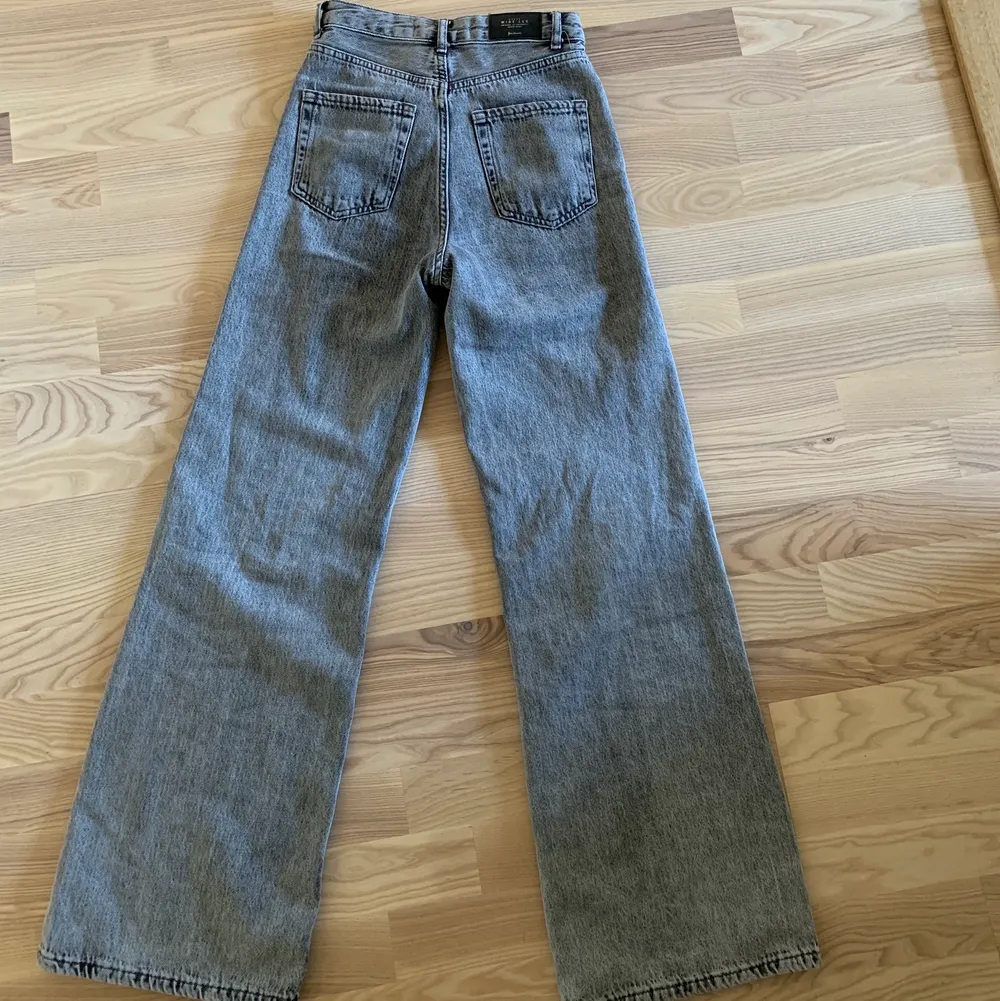 Super snygga gråa jeans från märket stradivarius. Nyskick då de endast är använda fåtal gånger. Passar mig perfekt som är 1,68 men funkar för både längre och kortare personer också. Skriv för fler bilder💕. Jeans & Byxor.