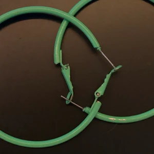 Gröna ringar - Väldigt unika och coola köpt på humana! Frakten ingår i priset, glöm inte att allt är 3 för två på våran sida!!