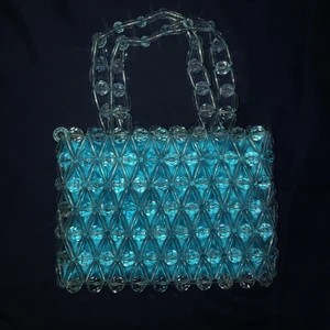 Cool väska💘 - En cool liten väska med pärlor som rymmer det viktigaste!💘Är i bra skick och inga tydliga defekter då den aldrig blivit använd av mig! Köpt på plick⭐️⭐️⭐️🦋