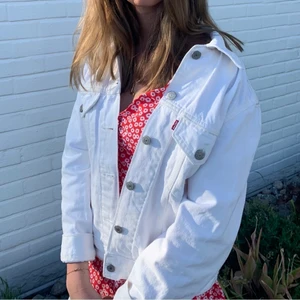 Levis Jeans Jacka - Säljer denna så fina vita jeans jacka från Levis. Väldigt fint skick med nypris 1999kr och säljer för 399kr💕