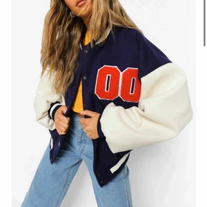 Varsity jacka - Säljer min nya varsity jacka från Boohoo då den inte riktigt passade mig. Skickas mot fraktkostnad! Storlek 40 sitter som en S/M