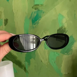 Solglasögon  - Fina svarta smala solglasögon! Tror dom är köpta på antingen ASOS eller Zalando minns tyvärr inte riktigt, men de är iallafall i väldigt bra skick då de inte använts så mycket.                                    Köparen står för fraktkostnaden😊