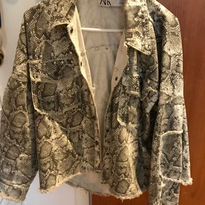 Zara - Intressekoll! Kanske säljer min jättesnygga zarajacka!! Orm färgad och går ner snyggt baktill över rumpan (fick inte med på bild). Snygga detaljer med lite slitna drag vid axlar och ryggen!!! 😍💕💕