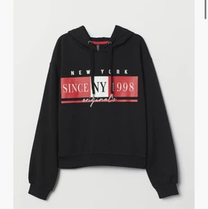 Hoodie från h&m  - Svart Hoodie från h&m med ett tryck som är rött/vitt!☺️ storlek XS. Kostar 50kr+frakt💕