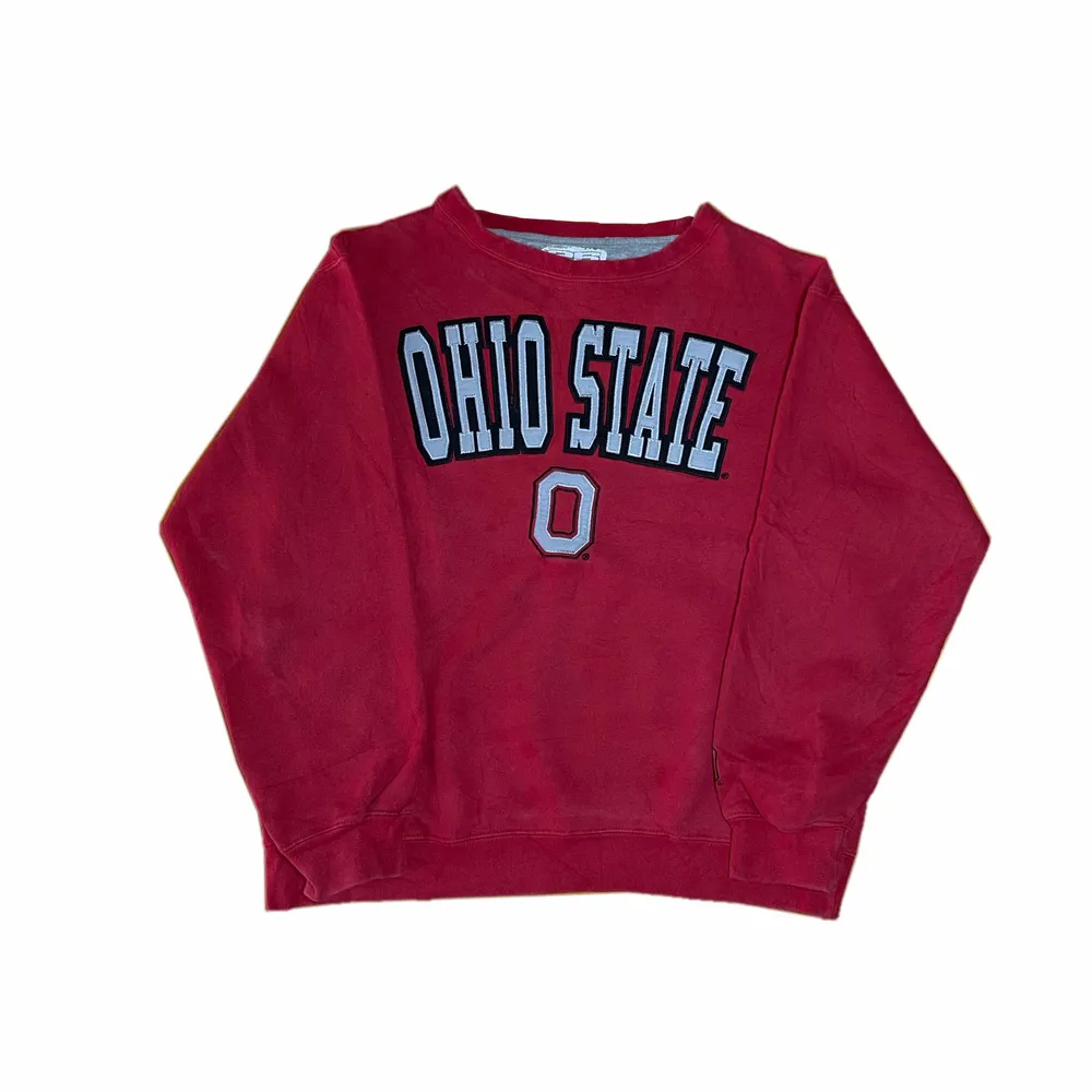 Vintage Ohio State Sweatshirt   Storlek  M Measurements: Length - 65 cm Pit to pit - 62 cm  (Modellen är 170 cm lång och har vanligtvis storlek M)  Condition: Vintage (8/10)  (Pris -300kr)  DM för mer bilder och frågor. Tröjor & Koftor.