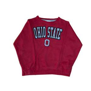 Vintage Ohio State Sweatshirt   Storlek  M Measurements: Length - 65 cm Pit to pit - 62 cm  (Modellen är 170 cm lång och har vanligtvis storlek M)  Condition: Vintage (8/10)  (Pris -300kr)  DM för mer bilder och frågor