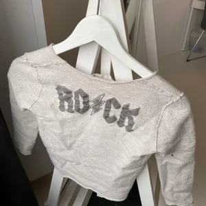 Snygg tröja från Zadig & Voltaire  - Snygg tröja med coolt ”tryck” på ryggen från Zadig & Voltaire. Den är i storlek L men har krympt i tvätten så jag skulle säga att det mer är en XS eller XXS. Kan frakta eller mötas upp beroende på, pris kan diskuteras 🖤