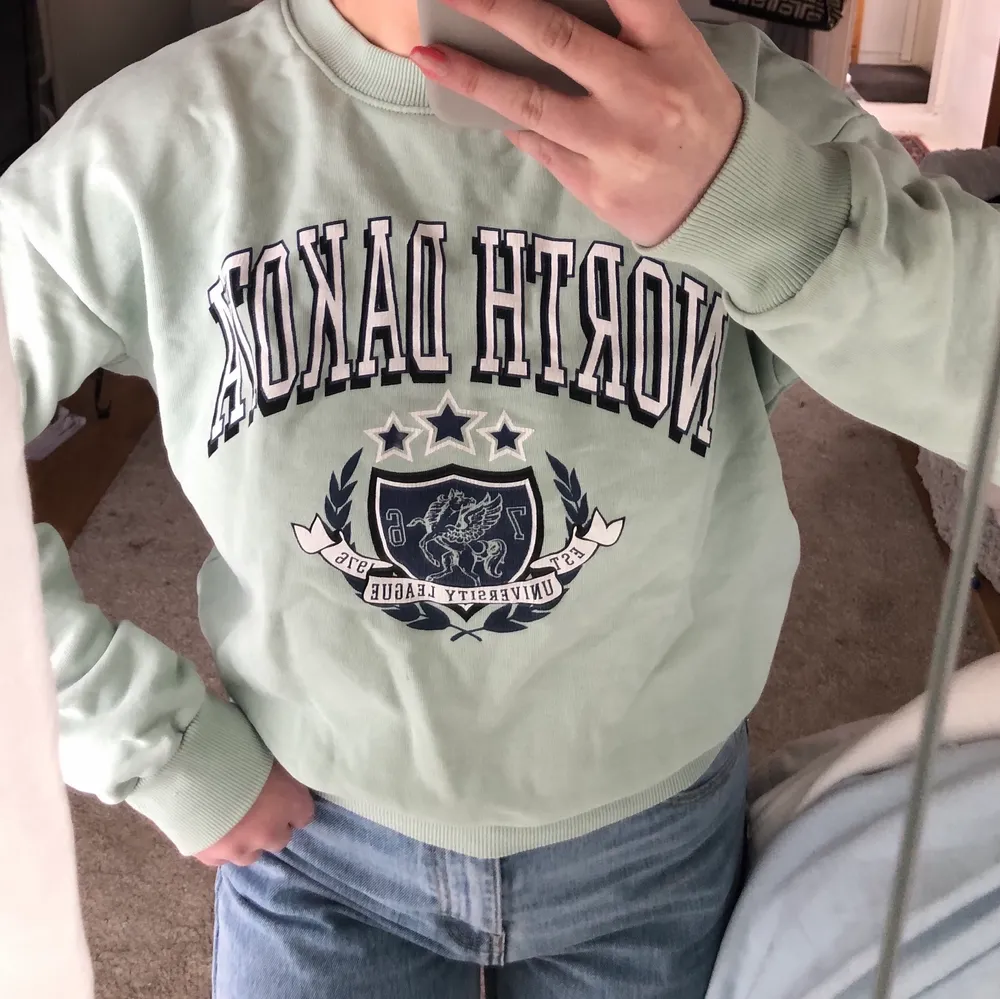 Mintgrön snygg sweatshirt från Gina i storlek XS men skulle ändå säga att den är rätt oversized💕. Hoodies.