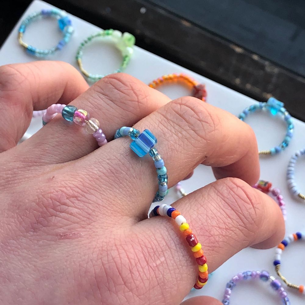 VĂ€ldigt tjusiga sommar ringar som man kan ha i alla olika tillfĂ€llen. Dem Ă€r vĂ€ldigt lĂ€tta att rulla pĂ„ och rulla av. Finns i trĂ„darna silver guld och svart. Vi costumesar gĂ€rna ifall det inte finns nĂ„gon ring i din smak!âŒïž 3 ringar för 30kr! âŒïž(Du fĂ„r alltid en extra ring pĂ„ köpet) Du fĂ„r allt du bestĂ€ller i en liten lĂ„da som passar perfekt i din brevlĂ„da đđŒ finns det ringar pĂ„ bilden du vill köpa Ă€r det bara att ringa in dem sĂ„ löser vi din bestĂ€llning đžđž mer info finns i dmđž. Accessoarer.