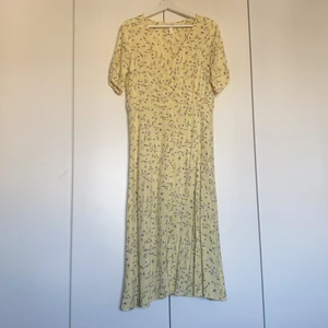 Blommig klänning - Knappt använd klänning från H&M! 
