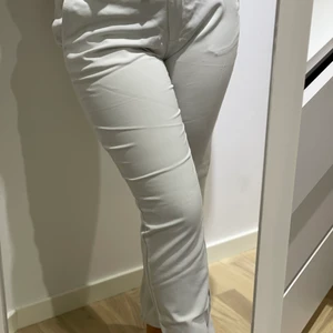 Kostymbyxor  - Kostymbyxor ifrån bikbok, kommer tyvärr inte till användning, storlek S på dem, har en snygg dragkedja nertill, säljer för 100kr