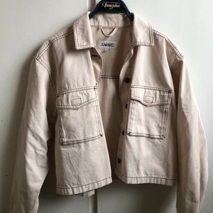 Vårjacka! - Fin beige vårjacka från junkyard i strl S. Superfint skick, sparsamt använd. Buda från 80 kr. Köparen står för frakt på 66 kr. 🌻🌻🌻