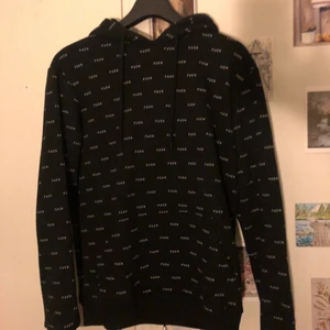 Oversized hoodie - Svart oversized hoodie med texten ”Fuck”. Använd ca 2 gånger. Köpare står för frakt💕