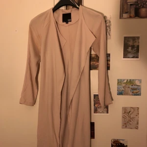 Beige vår/sommar kappa - Tunn och fin att ha på våren/sommaren. I storlek XS men sitter som S. Knappt använd. Köpare står för frakt💕